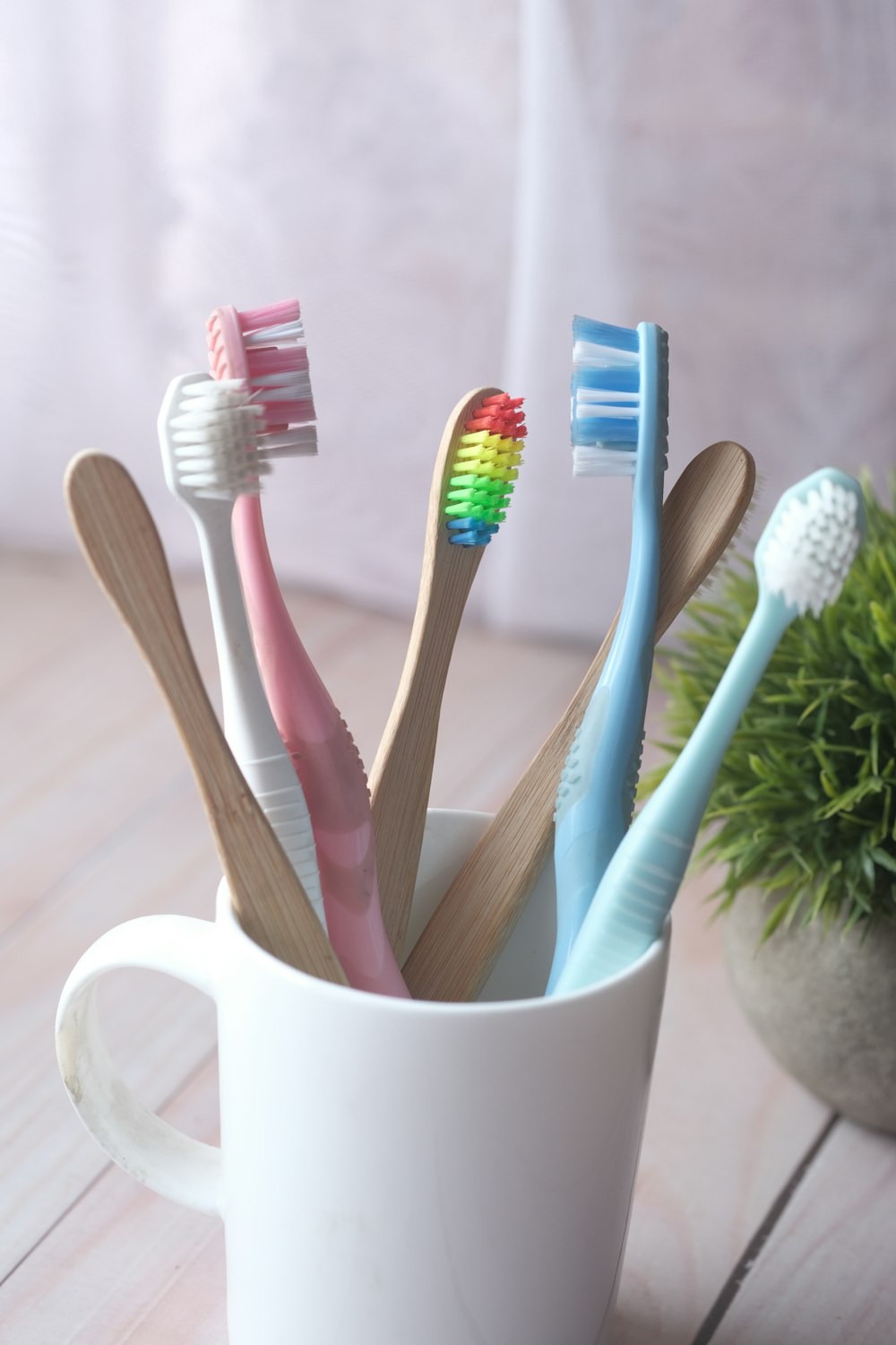 Cepillos de dientes de colores en una taza