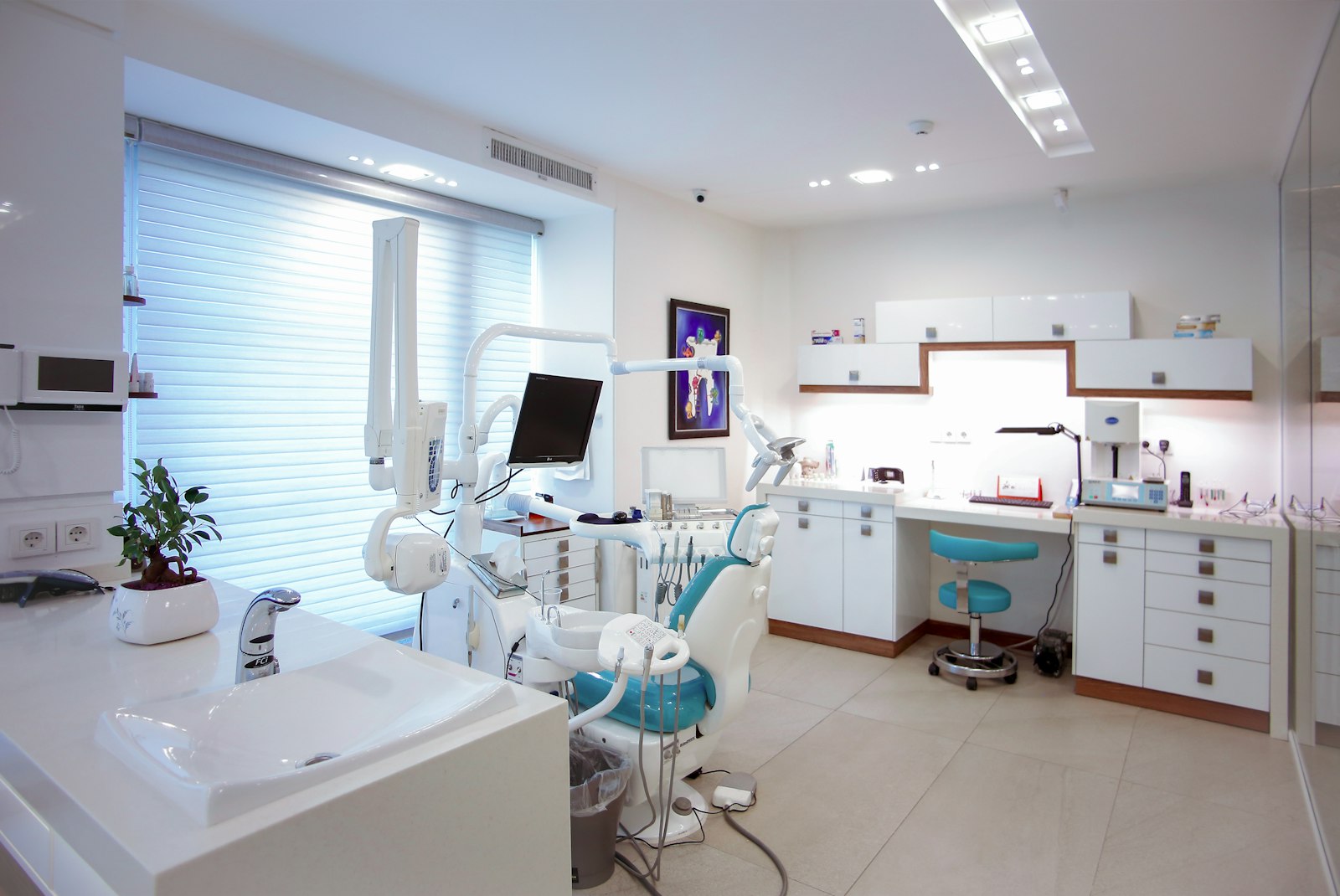 Box de una clínica dental con sillón y equipo